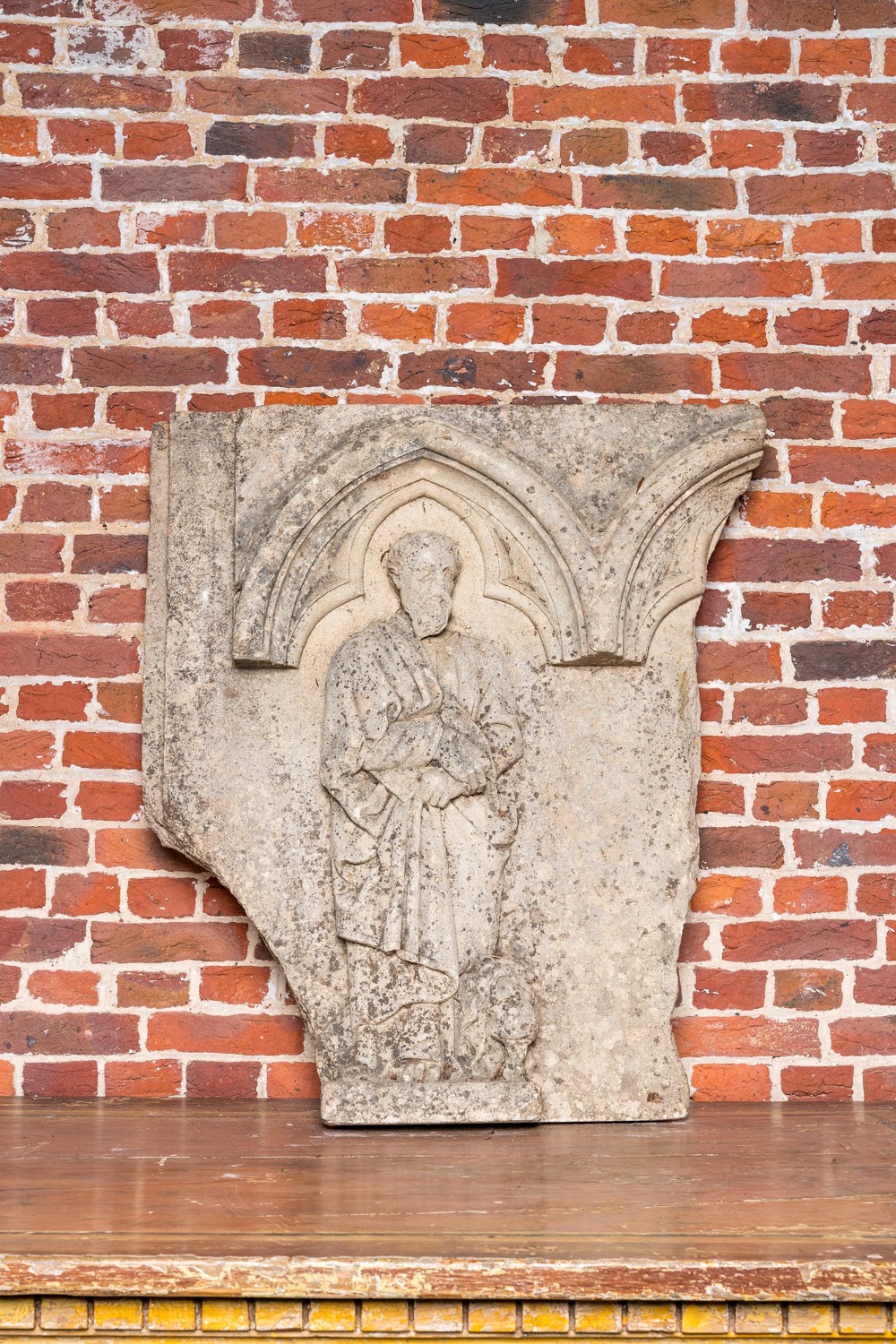 Een architecturaal zandstenen fragment met Sint-Marcus en een leeuw, 14/15e eeuw