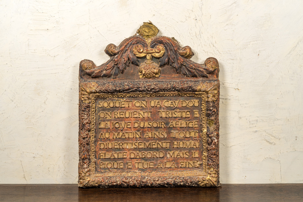 Een rood gelakt en verguld doek op houten paneel met protestantse tekst, Zuidoost-Frankrijk, 18e eeuw