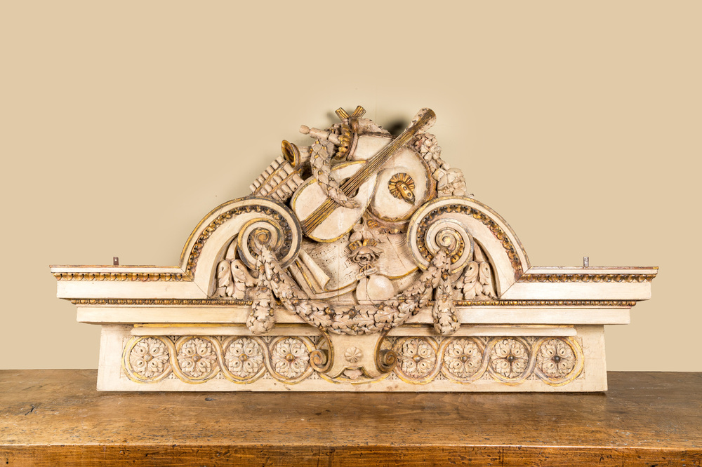 Couronnement de salon de musique de style n&eacute;o-classique en bois patin&eacute; et dor&eacute;, vers 1800