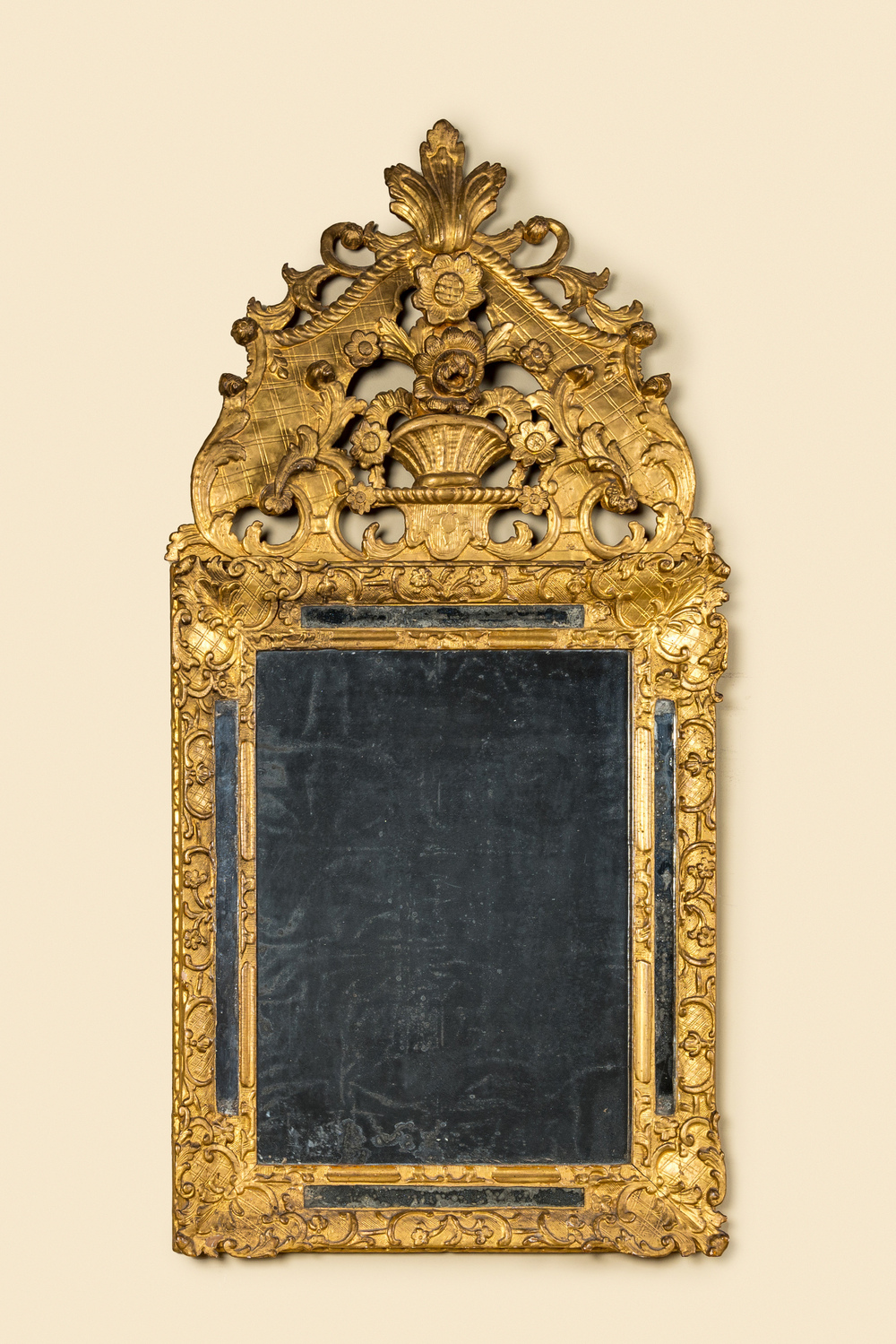 Miroir en bois sculpt&eacute; et dor&eacute; de style R&eacute;gence, 19/20&egrave;me