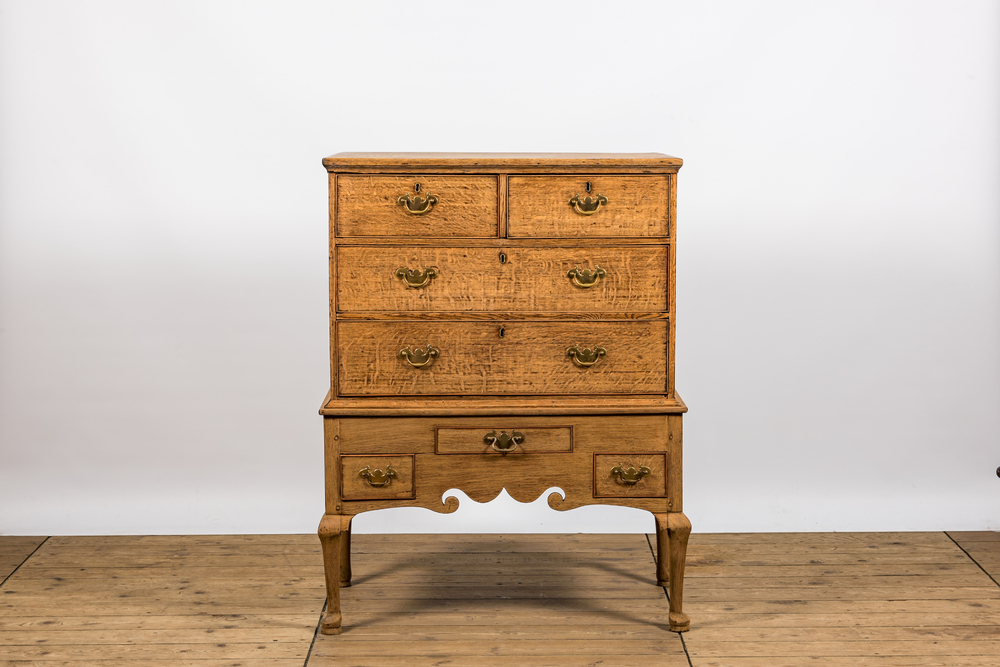 An English wooden tallboy with drawers and cabriole legs, 19th C.