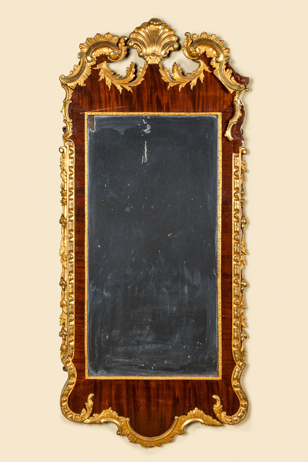 Een grote deels vergulde mahonie gefineerde houten spiegel in Lodewijk XV-stijl, 19/20e eeuw