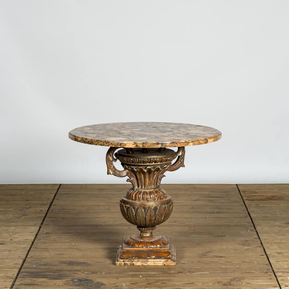 Une table d'appoint de style n&eacute;oclassique en bois patin&eacute; avec plateau en marbre, 19&egrave;me