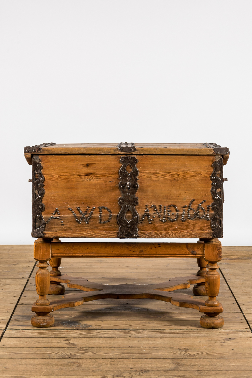 Een dennenhouten koffer met smeedijzeren beslag op voet, gedateerd 1661, 17e eeuw en later