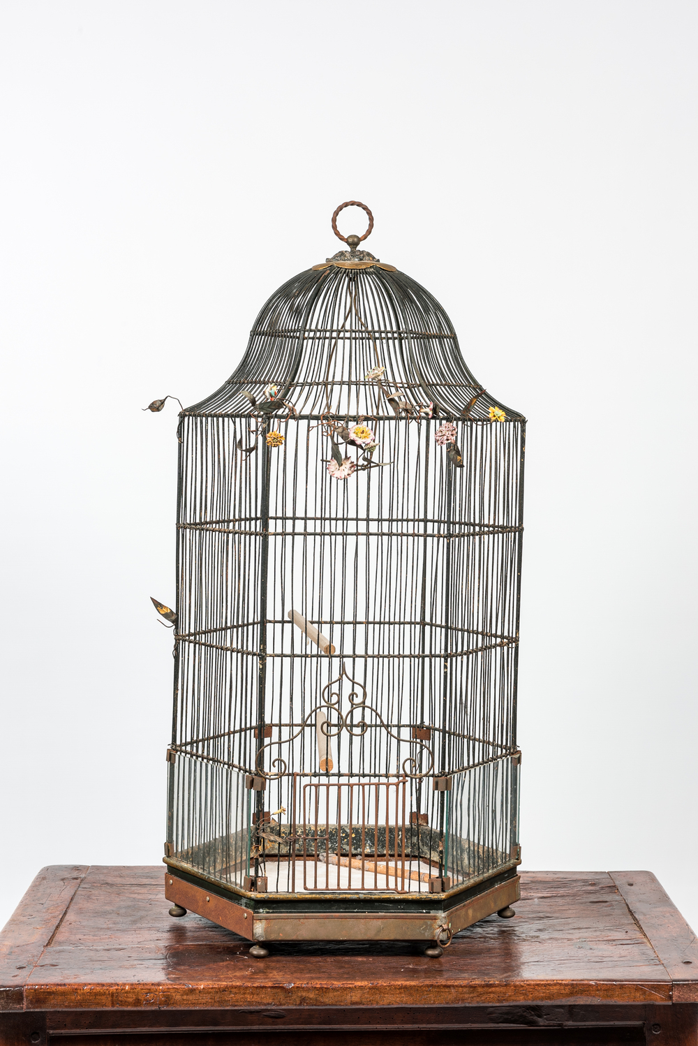Cage &agrave; oiseaux en m&eacute;tal orn&eacute; de fleurs en porcelaine, 19&egrave;me