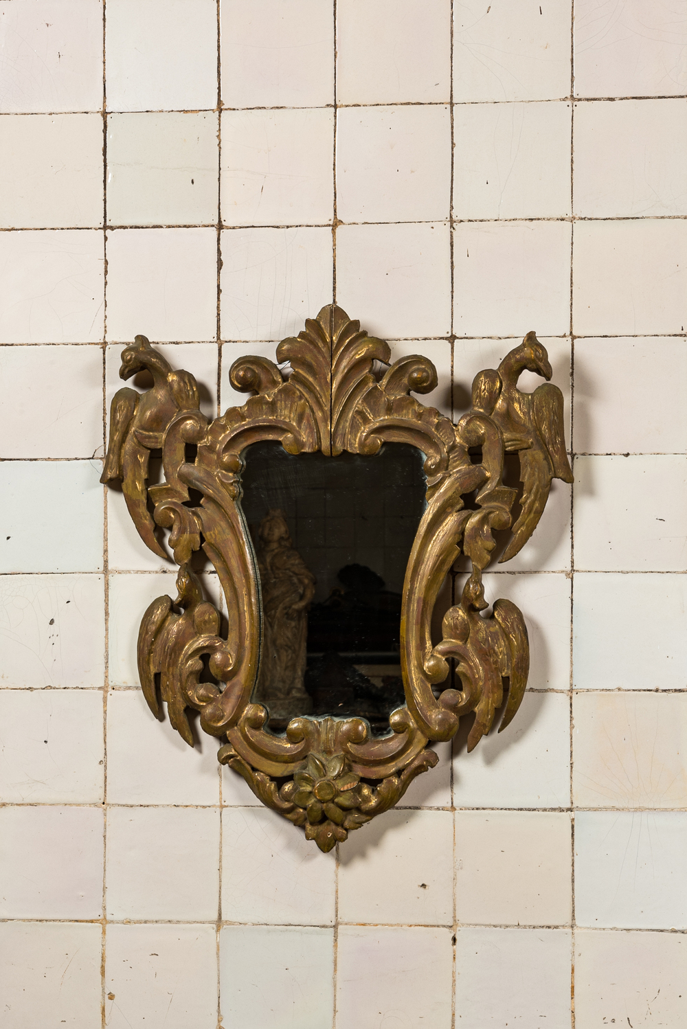 Een vergulde houten Louis XV-stijl spiegel met feniksen, 19e eeuw