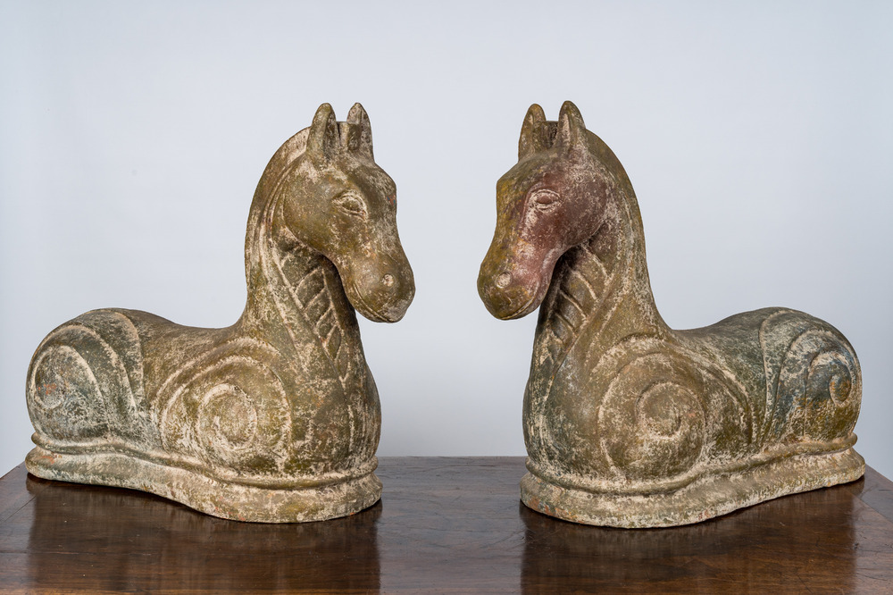 Een paar gepatineerde terracotta paarden in Chinese Han-stijl, 20e eeuw
