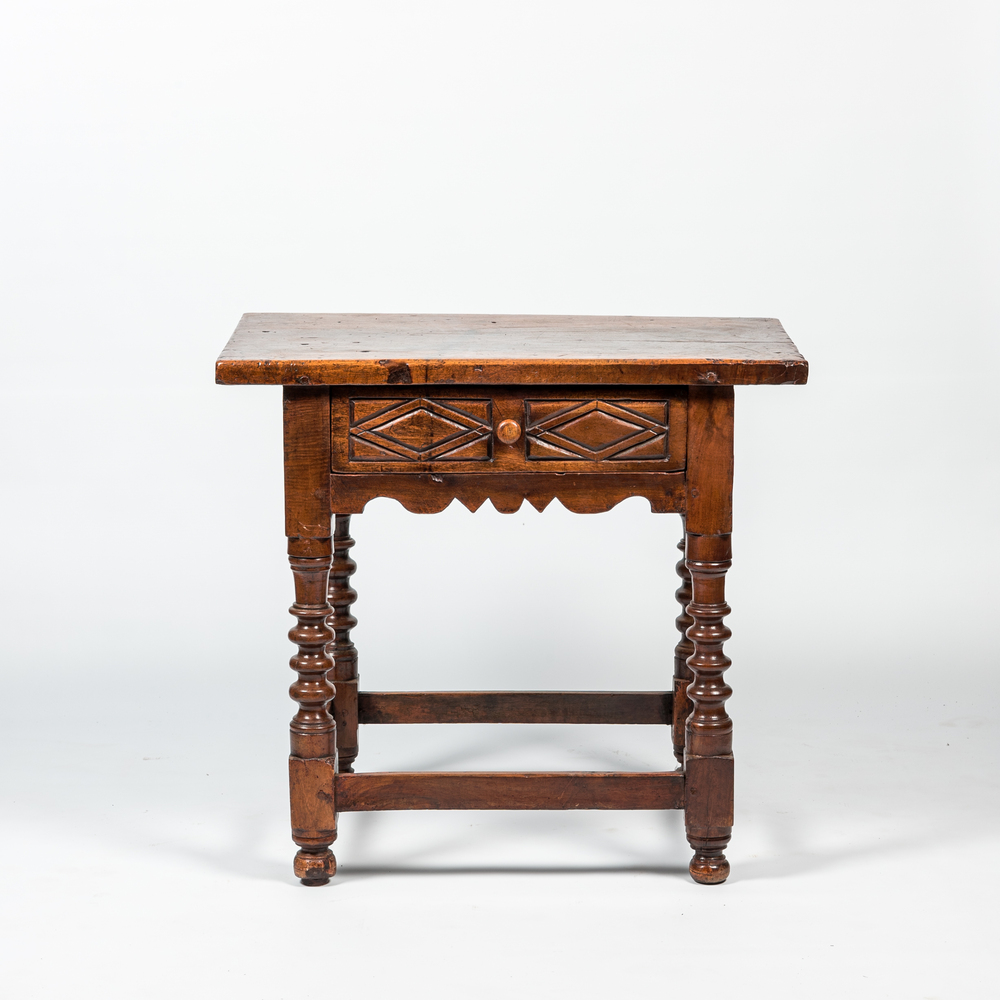 A Spanish walnut side table, 17/18th C.