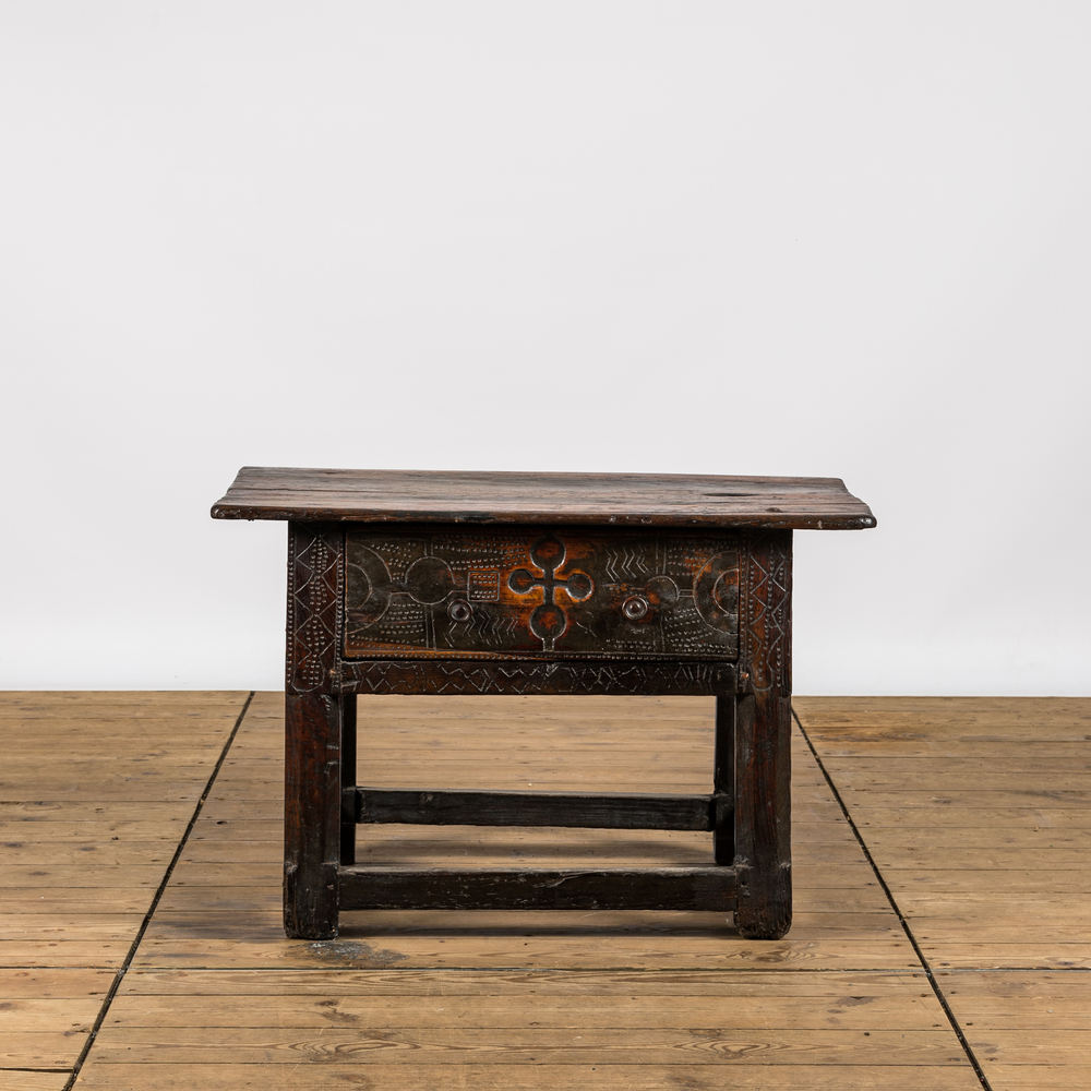 Een Spaans houten tafeltje met &eacute;&eacute;n lade, 17/18e eeuw