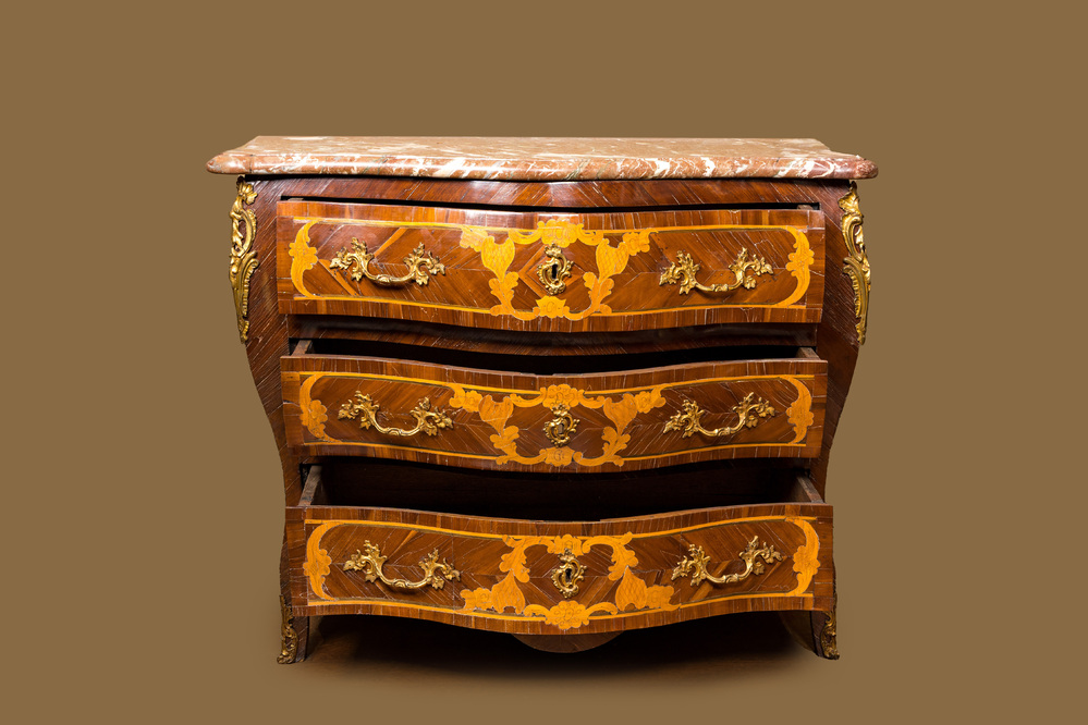 Commode &agrave; tombeau en placage d'acajou et marqueterie de fleurs, dessus en marbre et montures en bronze dor&eacute;, 18&egrave;me