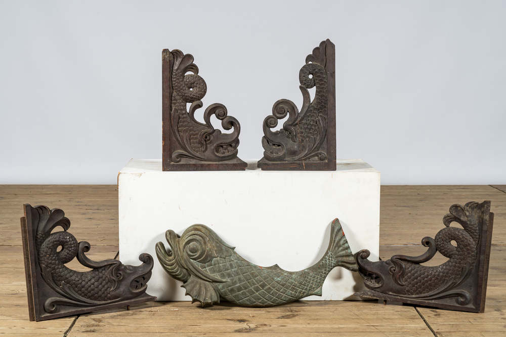 Vier houten ornamenten met dolfijnen en &eacute;&eacute;n dolfijn in brons, 19/20e eeuw