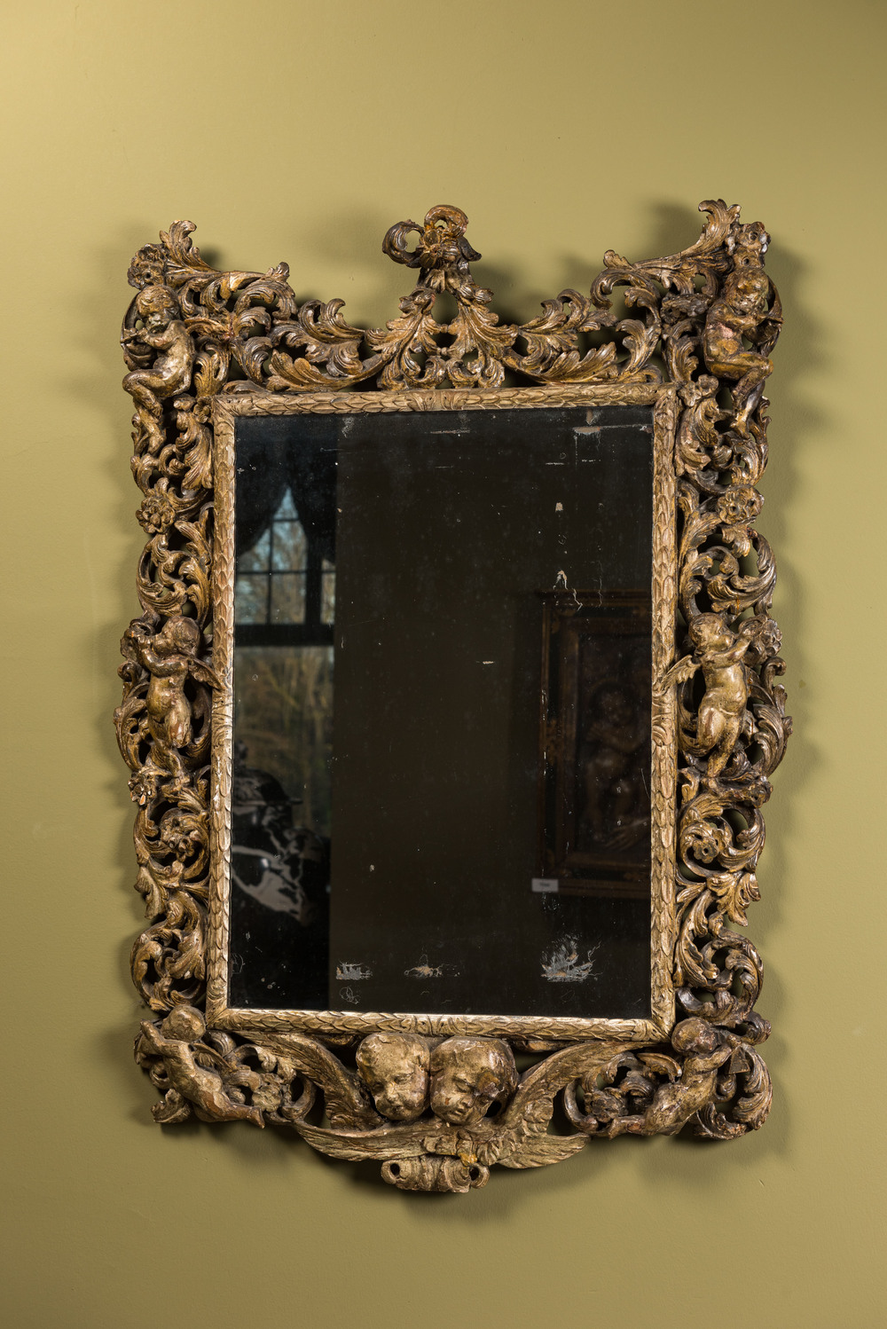 Miroir en bois polychrom&eacute; finement sculpt&eacute; &agrave; d&eacute;cor de putti, Italie, 17&egrave;me