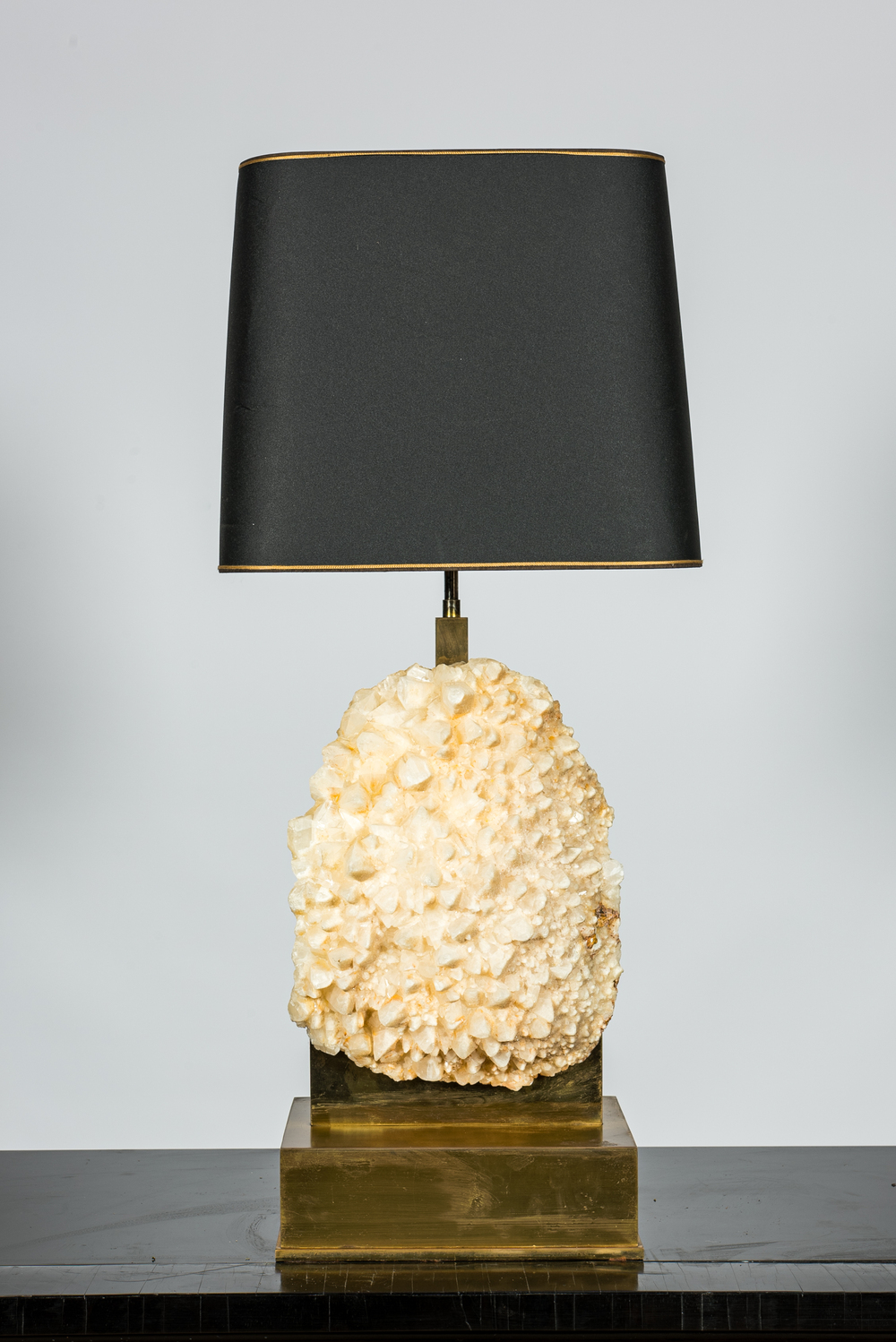 Lampe de table en cuivre mont&eacute; d'un rocher de quartz, 2&egrave;me moiti&eacute; du 20&egrave;me