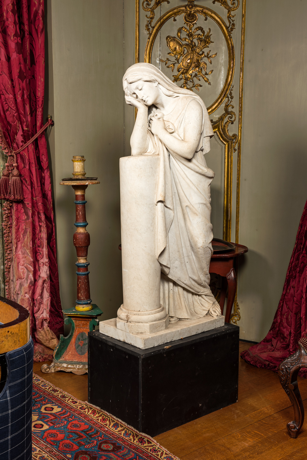 Een grote marmeren sculptuur van een pleurante rustend op een sokkel, Frankrijk, 19e eeuw