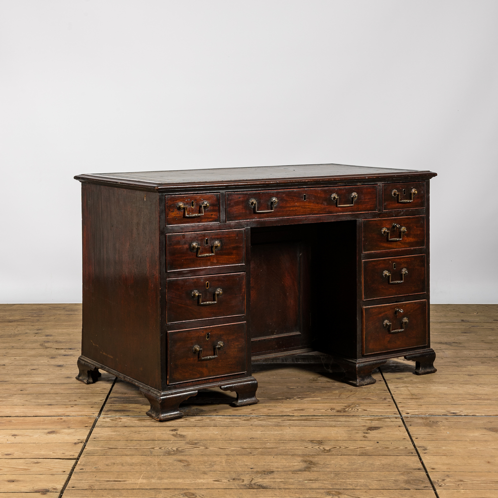 Een klein houten bureau met negen lades, 19e eeuw
