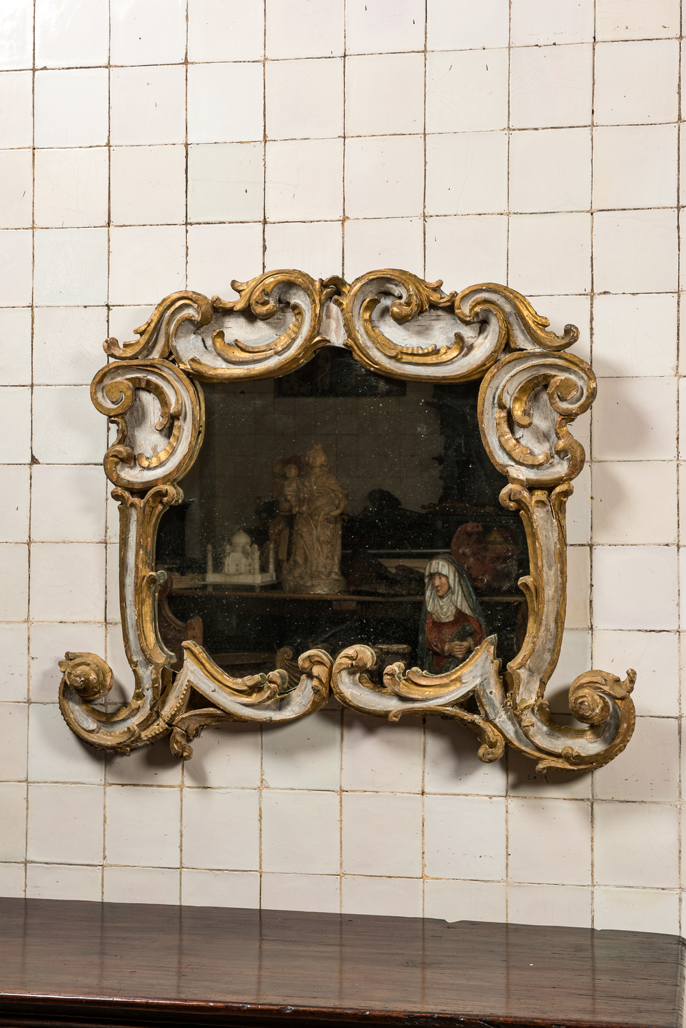 Miroir en bois sculpt&eacute; &agrave; patine blanche et partiellement dor&eacute;, 18/19&egrave;me