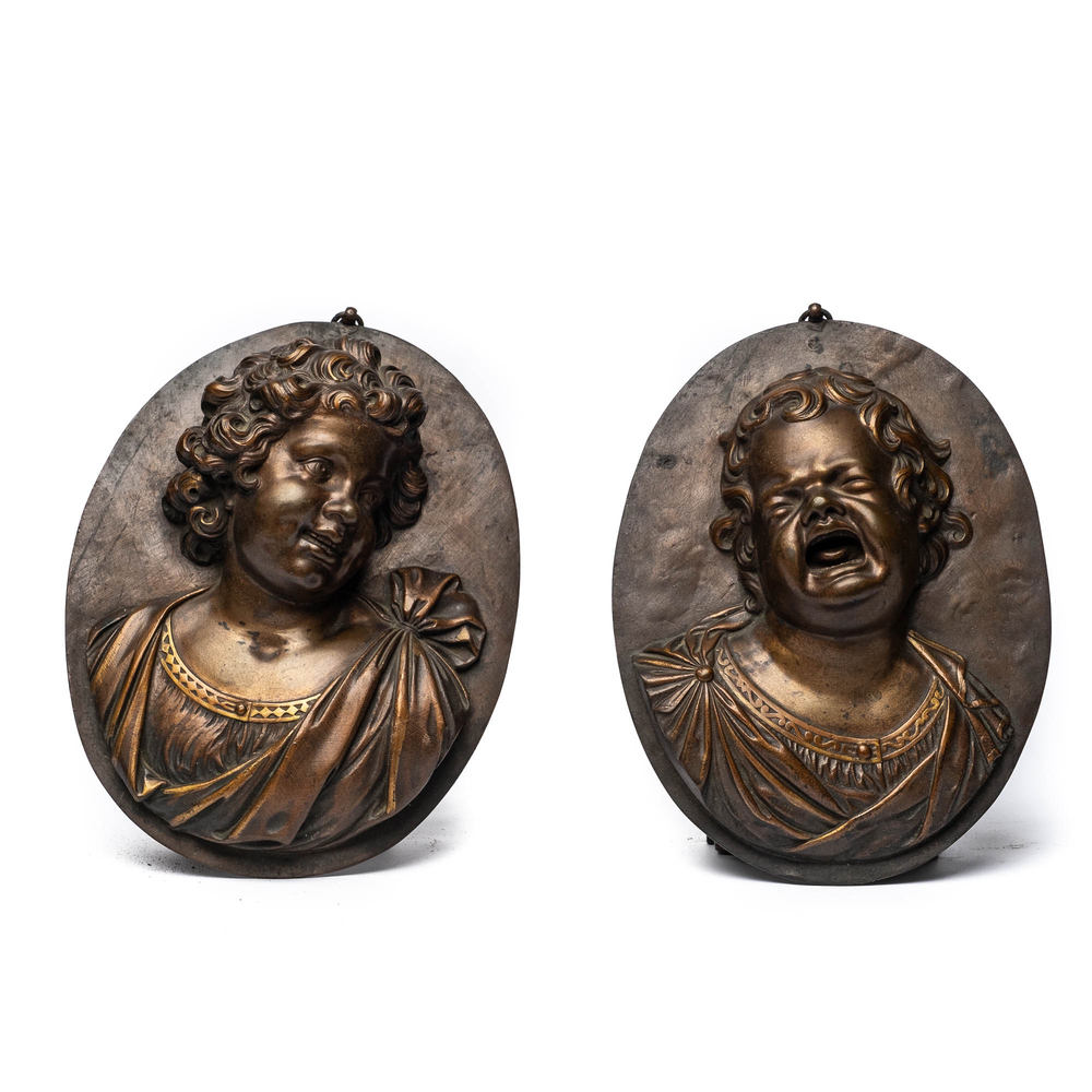 D'Apr&egrave;s Louis-Fran&ccedil;ois Roubiliac (1702/05-1762): Paire de plaques en bronze figurant 'L'enfant criant' et 'L'enfant riant', 19&egrave;me