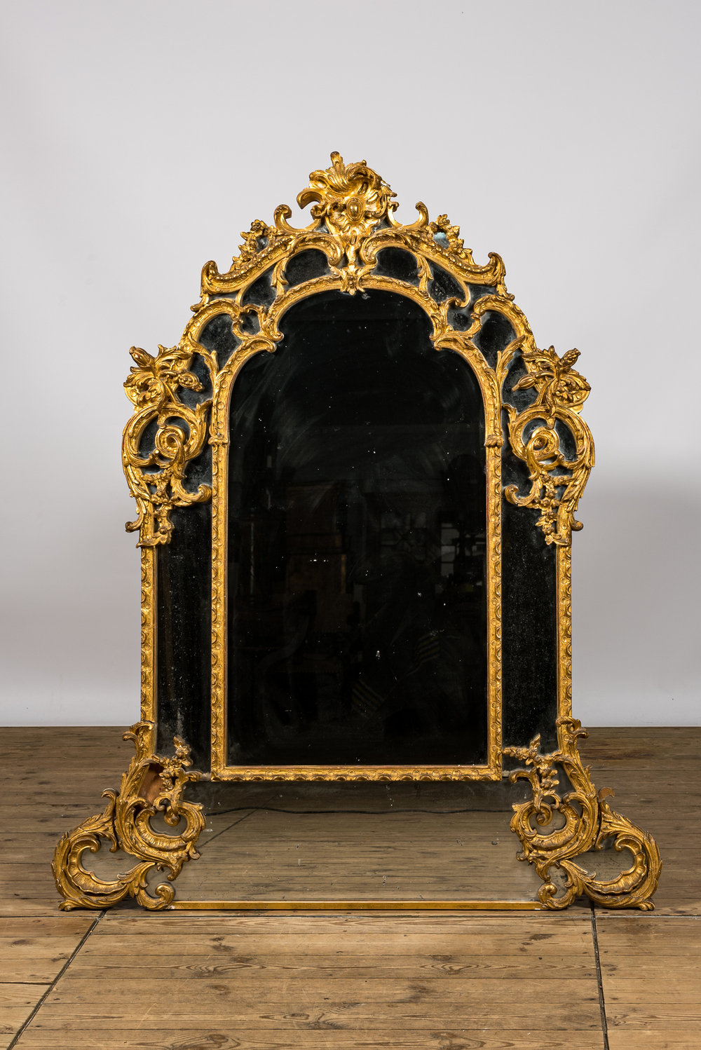 Miroir dit '&agrave; parecloses' en bois dor&eacute; &agrave; d&eacute;cor rocaille de style Louis XV, France, 19&egrave;me