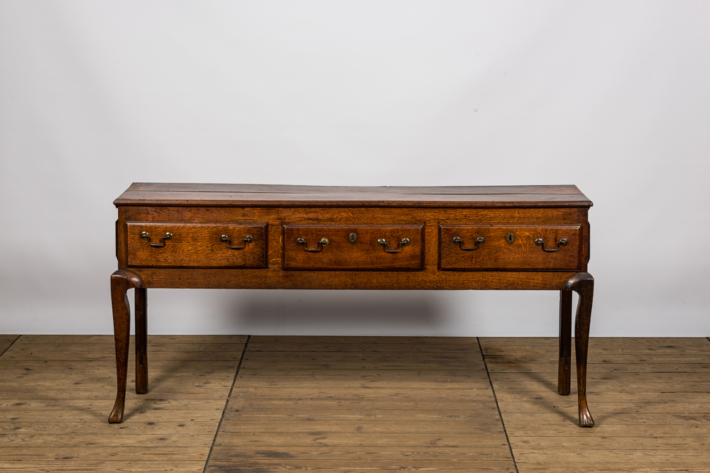 An English oak wooden side table, 19th C.