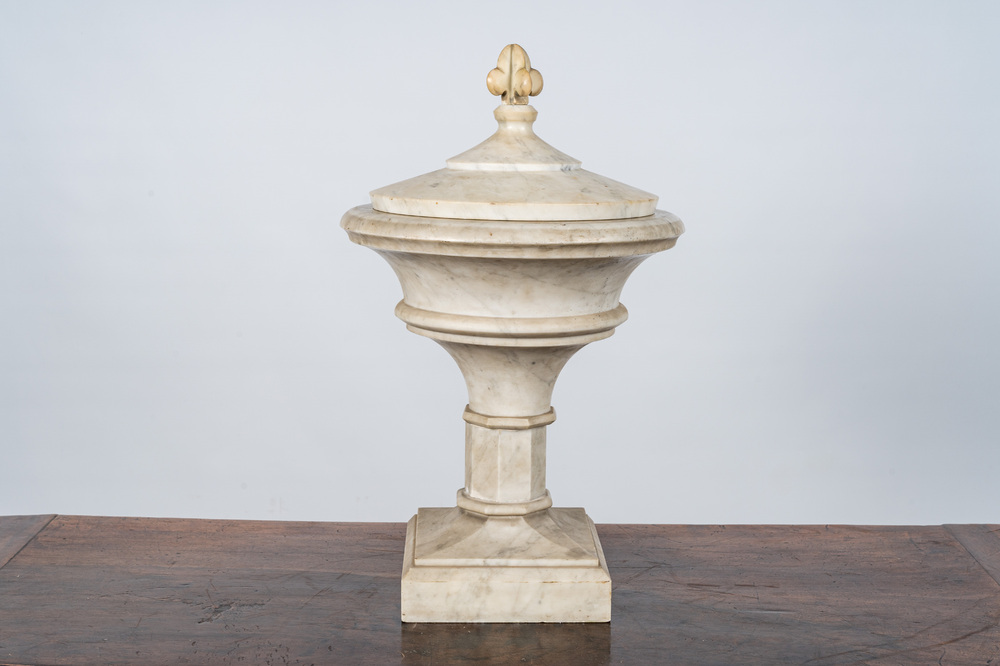 Een witmarmeren urne met florale bekroning, 20e eeuw