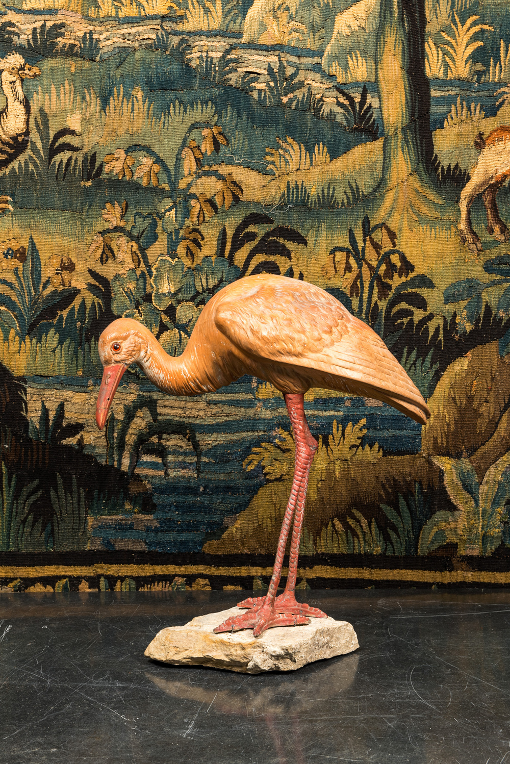 Ibis en pl&acirc;tre polychrome sur socle en pierre, 20&egrave;me