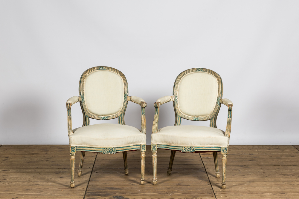 Paire de fauteuils en bois &agrave; patine blanche et verte, France, 19&egrave;me