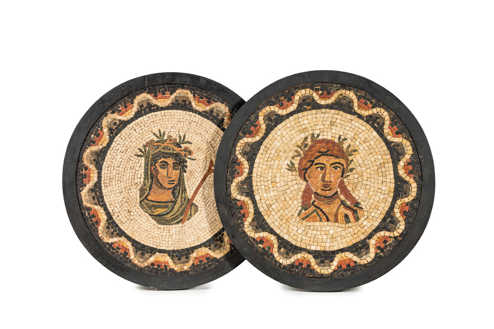 Een paar ronde vermoedelijk Siciliaanse moza&iuml;eken met godinnen, 20e eeuw