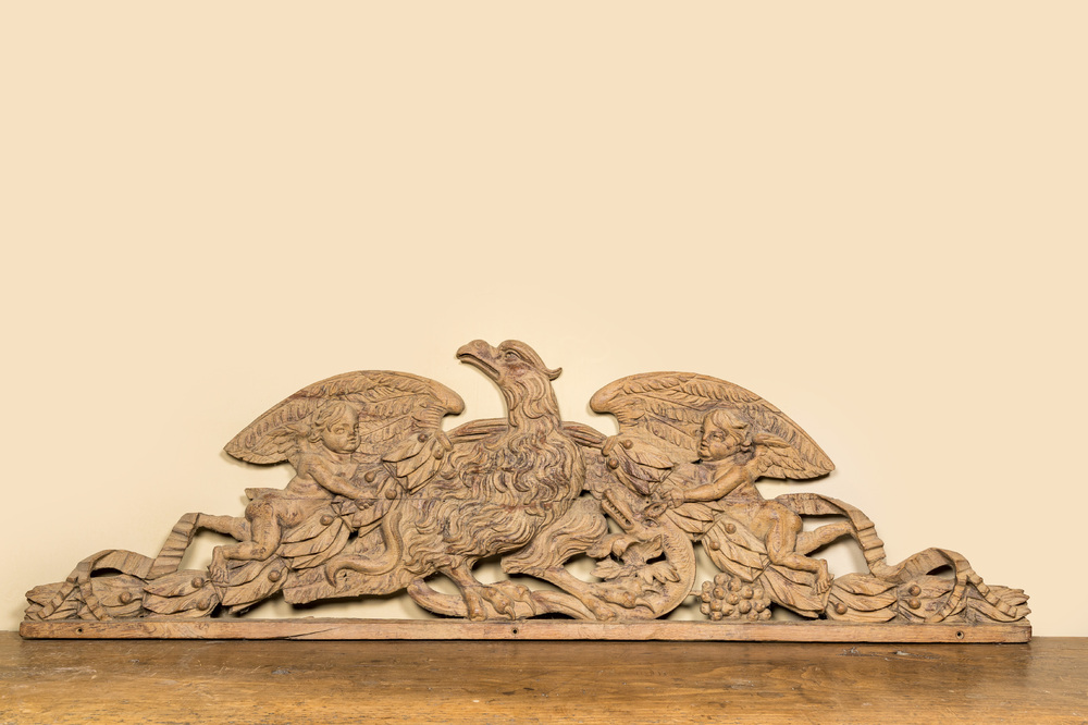 Een groot geloogd eikenhouten reli&euml;f met een adelaar die een slang verslaat en twee engelen, 18e eeuw