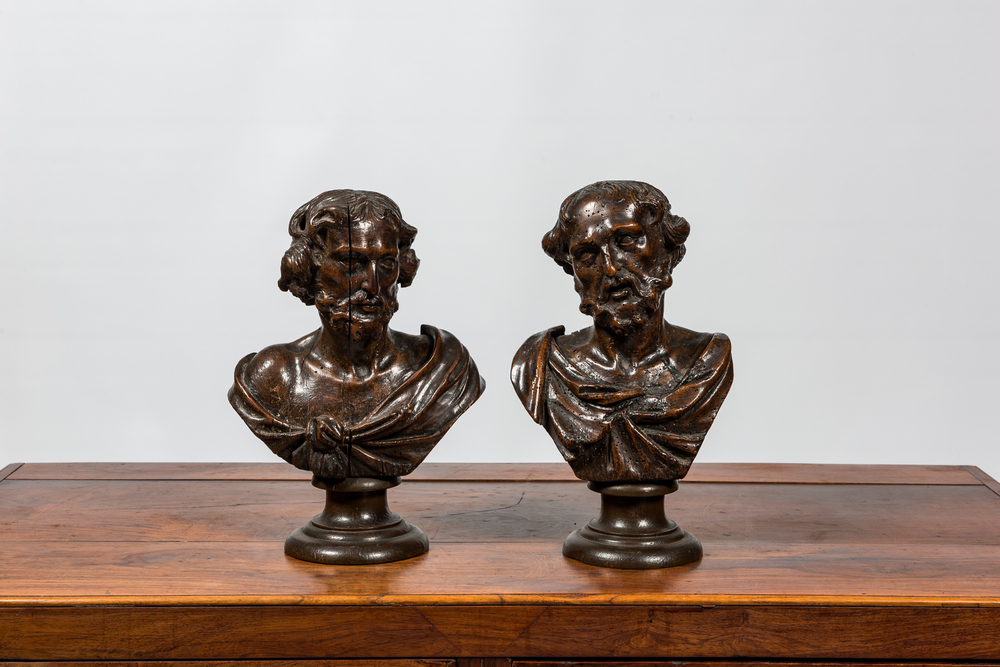 Een paar Vlaamse houten bustes van evangelisten op voet, 17e eeuw