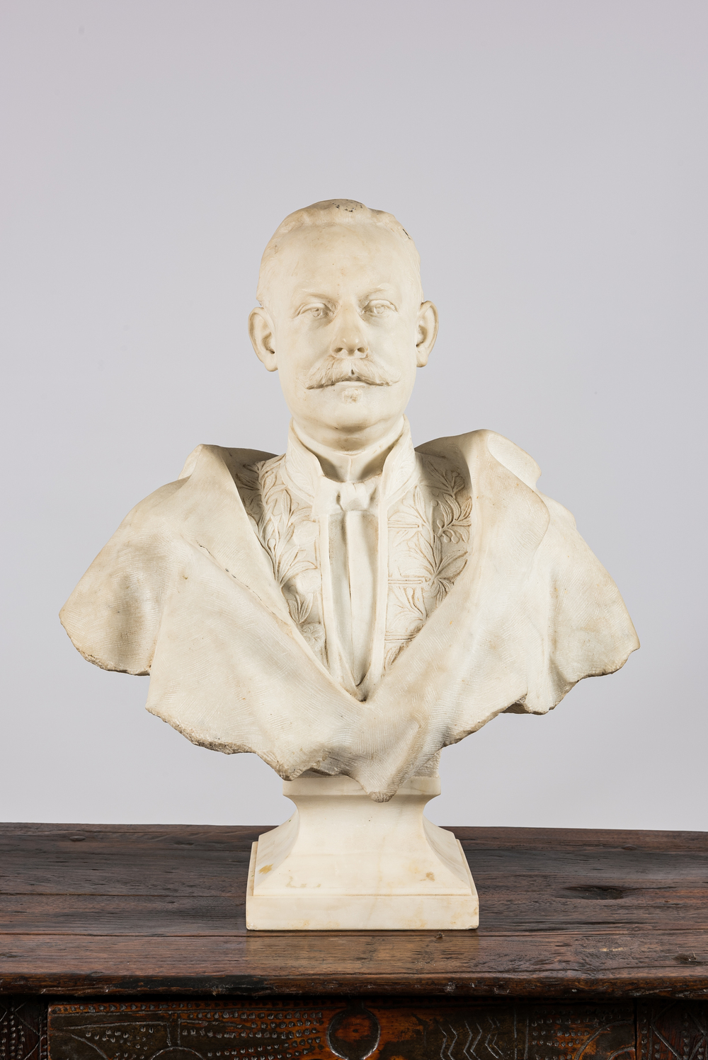Marochelli (19/20e eeuw): Een witmarmeren buste van een heer van stand, gedateerd 1908