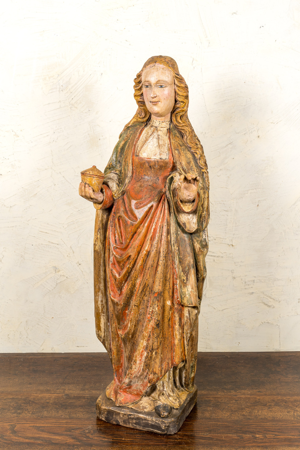 Een Duitse walnoten sculptuur van een vrouwelijke heilige met mirre, Lager Rijngebied, vroege 16e eeuw