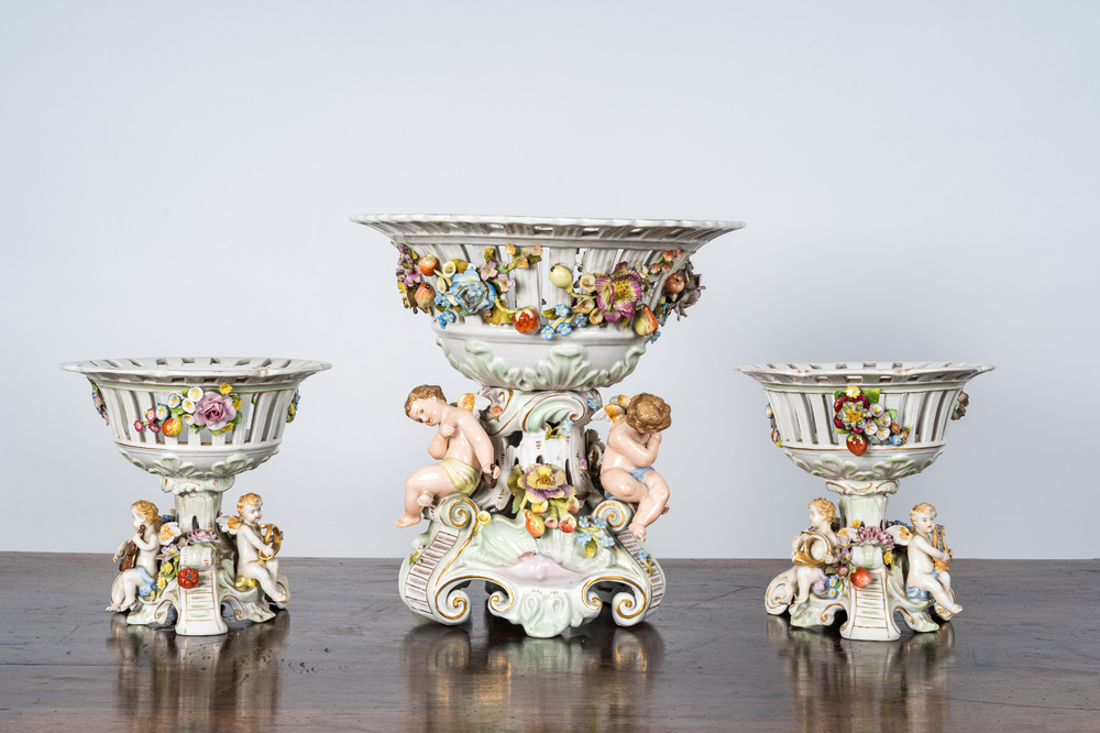 Trois paniers ajour&eacute;s en porcelaine &agrave; d&eacute;cor de putti, Plaue Schierholz, Allemagne, d&eacute;but du 20&egrave;me