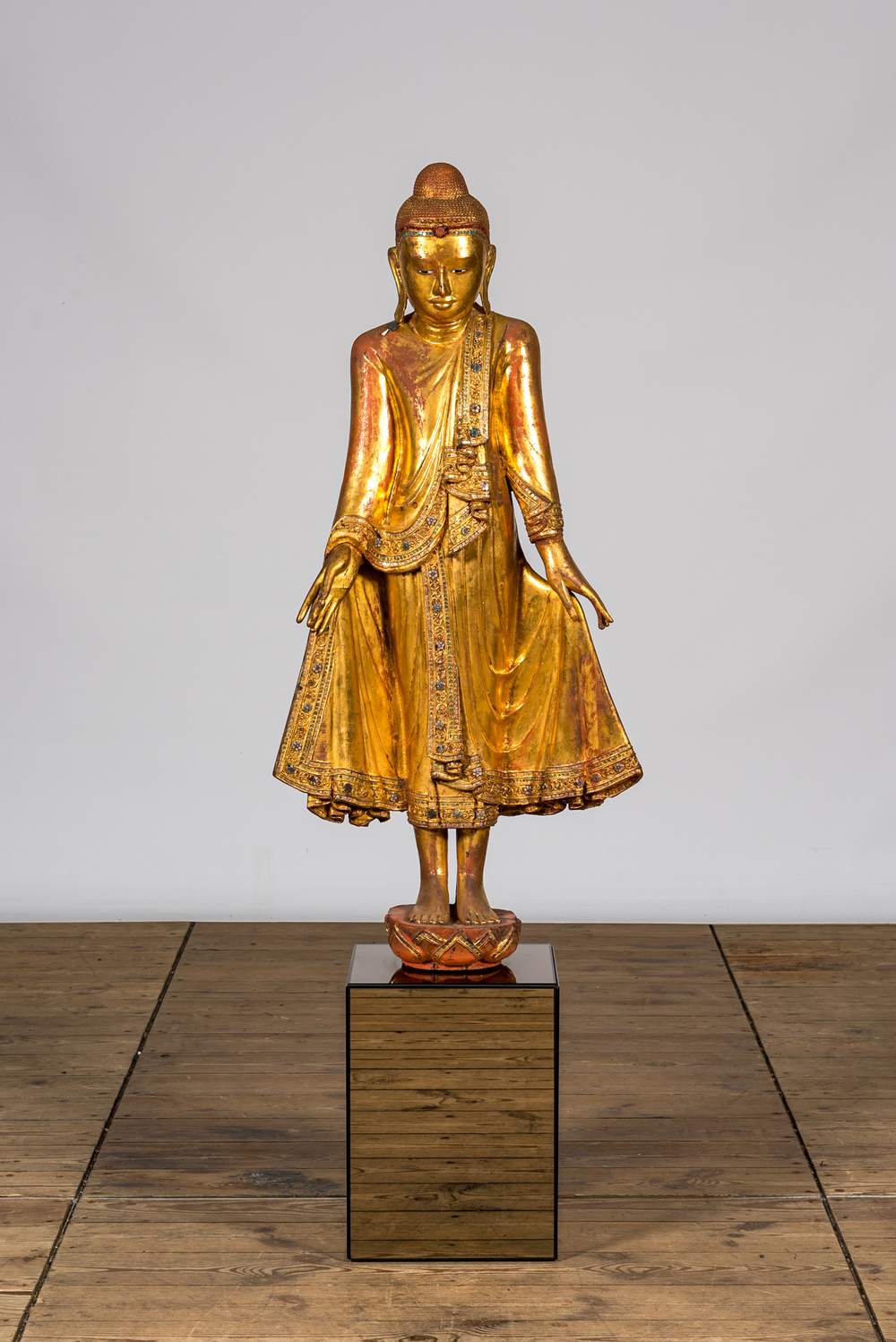 Une grande figure de Bouddha debout en bois dor&eacute; et incrust&eacute;, Tha&iuml;lande, 20&egrave;me