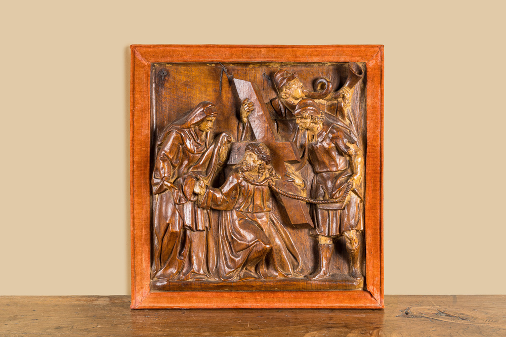 Een Duits houten reli&euml;f met Veronica die het gelaat van Christus droogt met sporen van polychromie, 17e eeuw