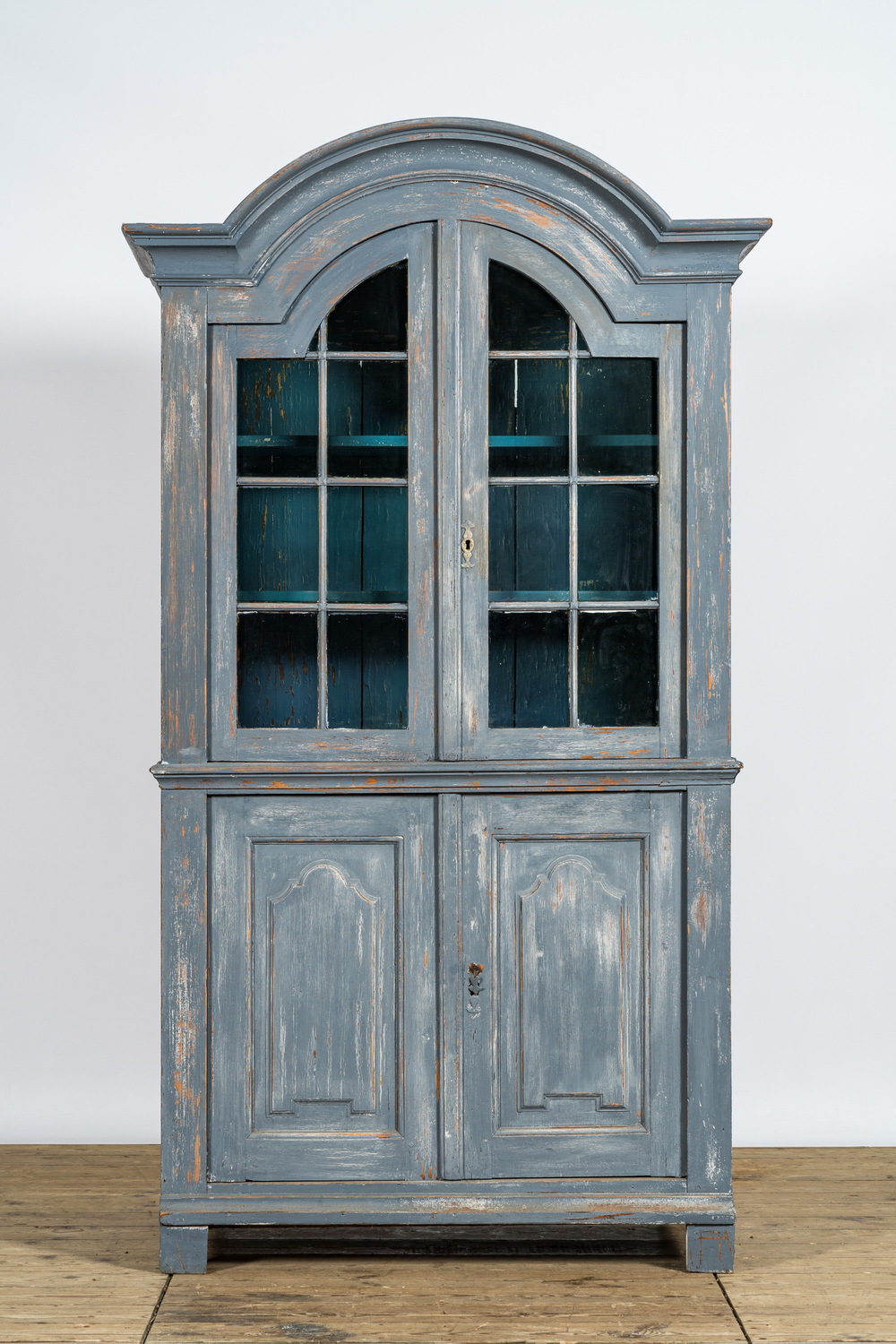 Een blauwgepatineerde houten vitrinekast, 19e eeuw