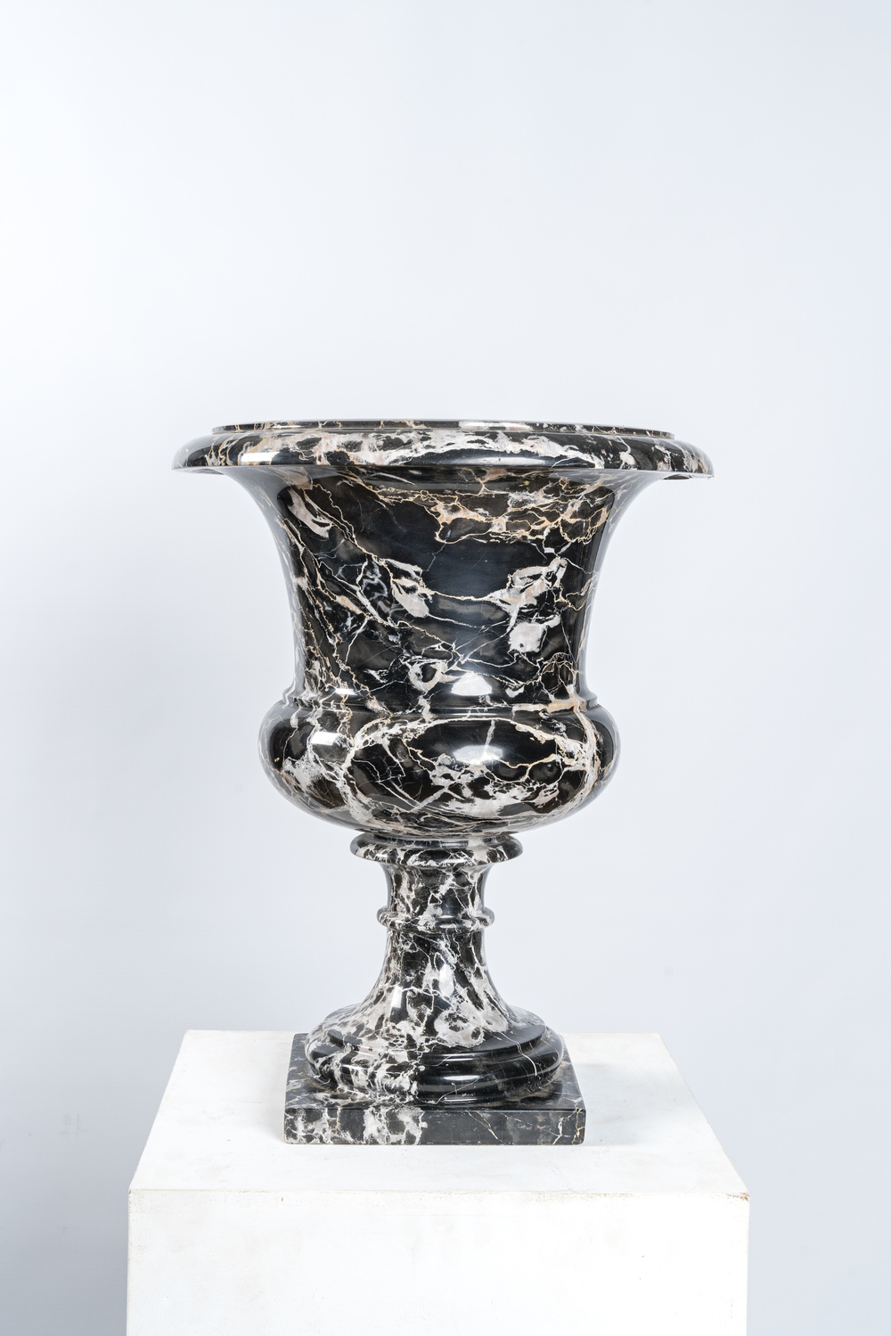 Vase de jardin M&eacute;dicis en marbre 'Grand Antique' en noir et blanc, 20&egrave;me