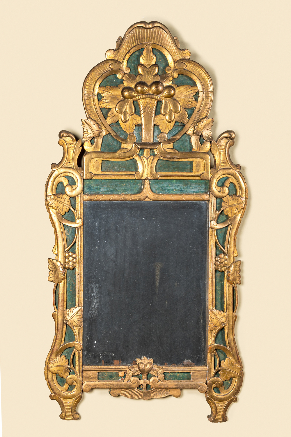 Een Franse vergulde houten spiegel met floraal decor, 19e eeuw
