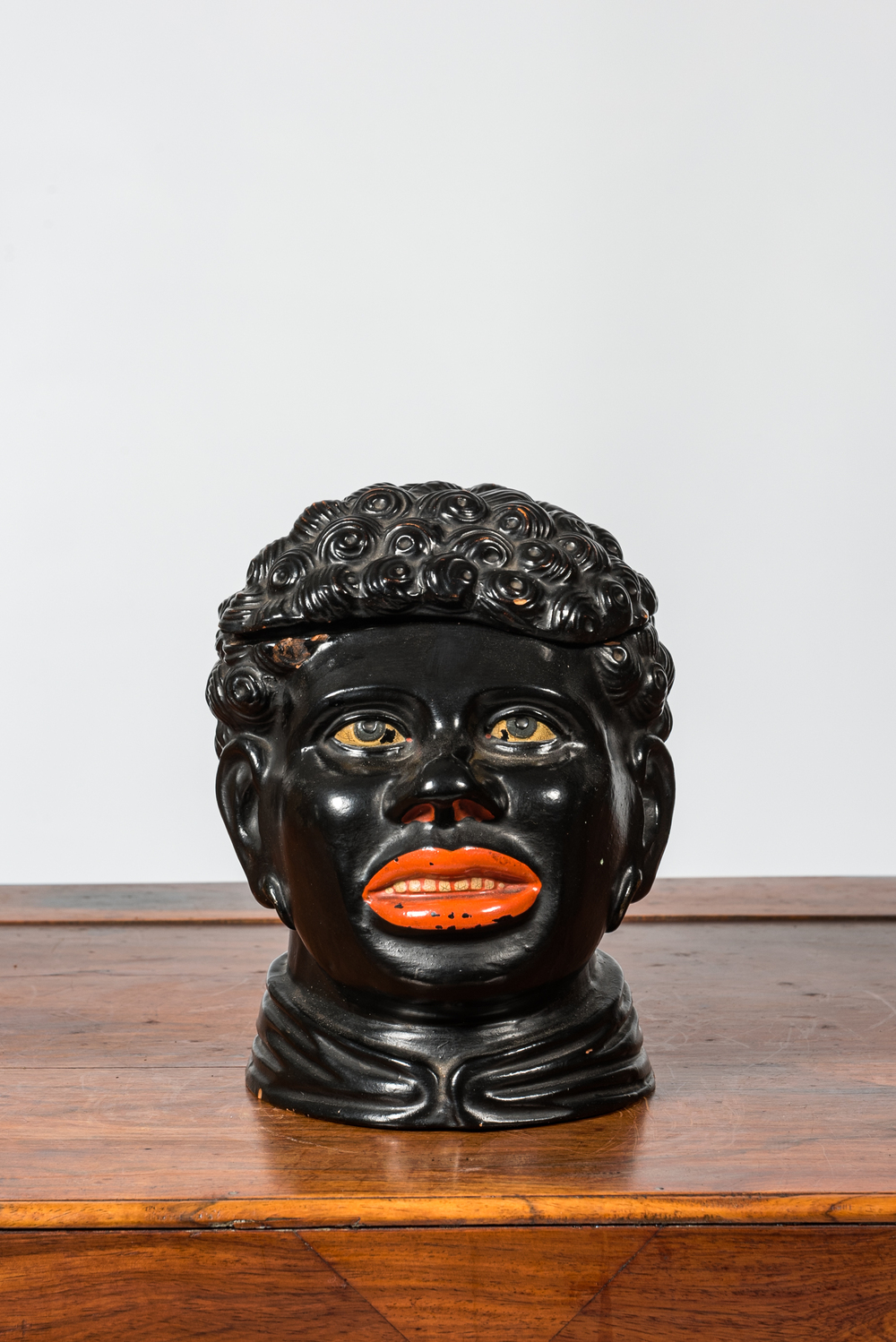 Een gelakte terracotta 'blackamoor' tabakspot, 20e eeuw