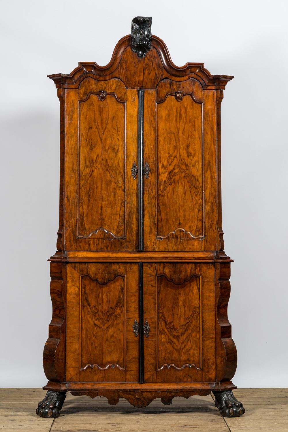 Cabinet de syle baroque &agrave; quatre portes en placage de loupe, Pays-Bas, 18&egrave;me