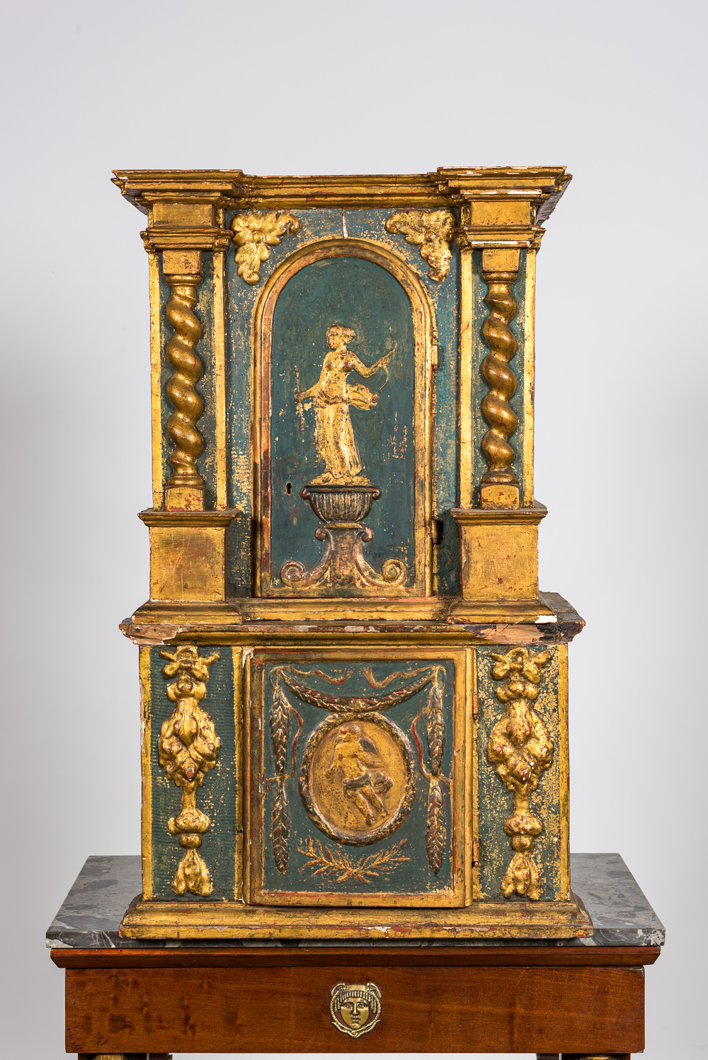 Un tabernacle en deux parties en bois dor&eacute; et polychrome, 18&egrave;me