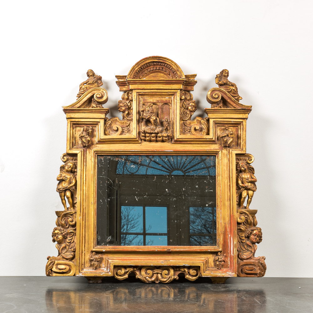 Miroir en bois sculpt&eacute; et dor&eacute; &agrave; d&eacute;cor de ch&eacute;rubins et d'un arche architecturale, 18/19&egrave;me