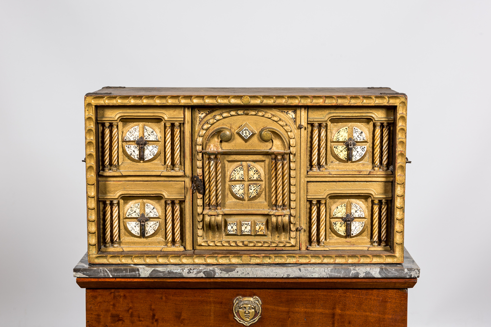 Cabinet de table en bois dor&eacute; dans le style du 16&egrave;me si&egrave;cle, Espagne, 19&egrave;me
