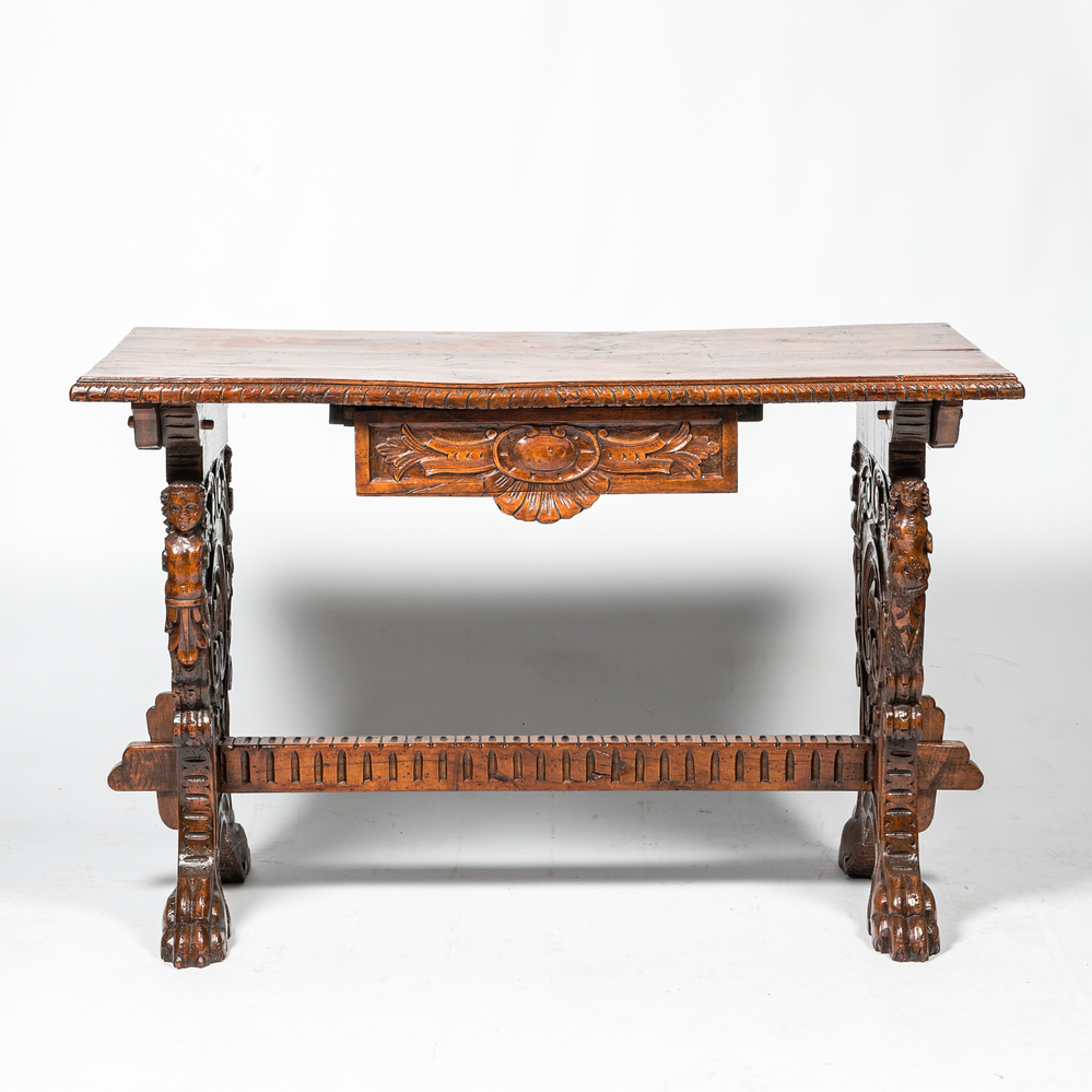 Een wangentafel in Renaissancestijl in notelaar, 19e eeuw