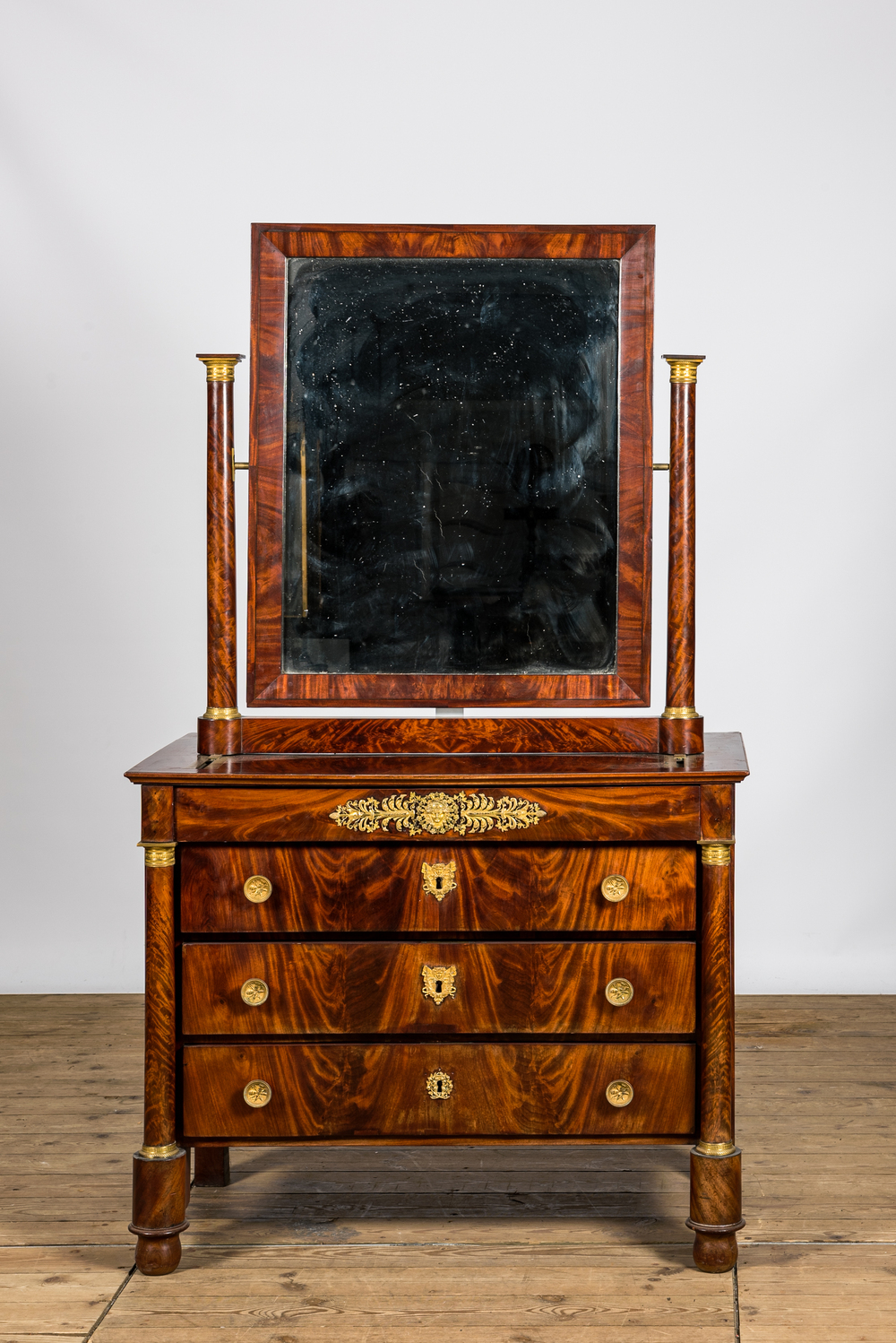 Een Franse Empire-stijl mahoniegefineerde commode met spiegel, 19e eeuw