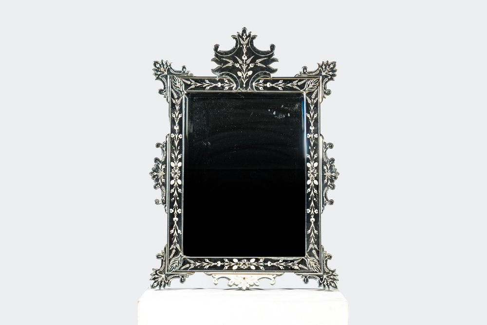 Een Venetiaanse spiegel met ge&euml;tst glas, 20e eeuw