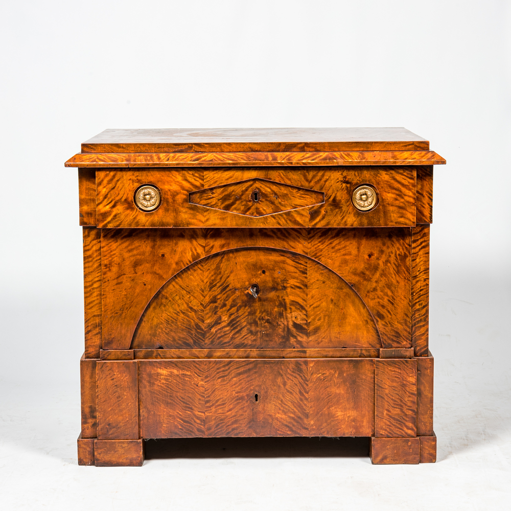 Een neoclassicistische mahoniehouten commode met drie lades, 19e eeuw