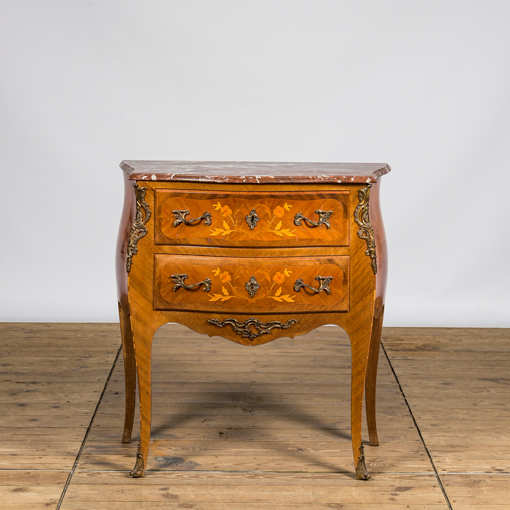 Een Franse mahoniehouten Lodewijk XV-stijl commode met marmeren bovenblad en marqueterie, 19/20e eeuw