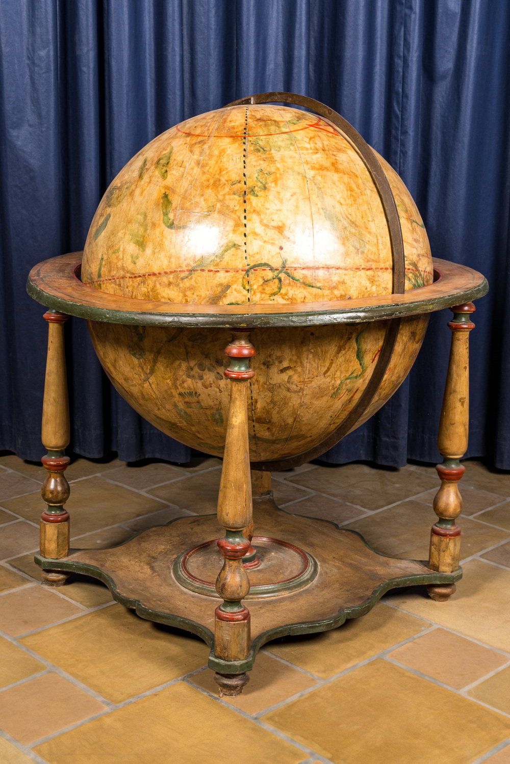Un globe c&eacute;leste sur socle en bois polychrome, 19&egrave;me