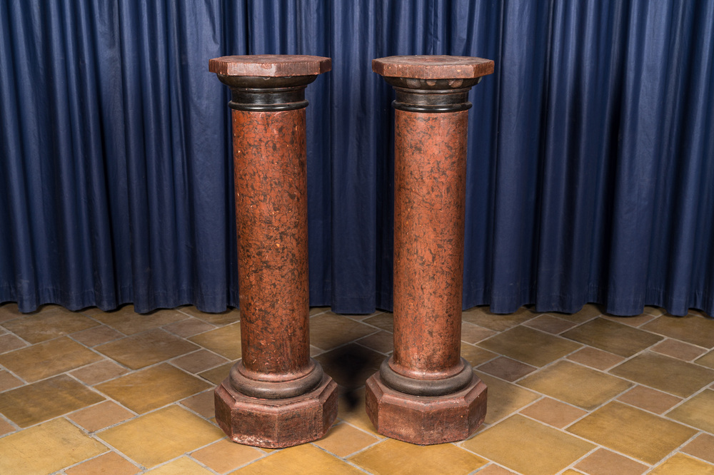 Deux colonnes en terre cuite &agrave; d&eacute;cor faux-marbre, 20&egrave;me