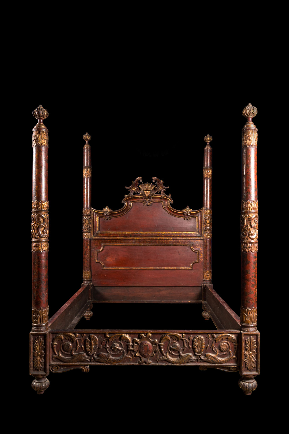 A crowned, painted and gilt carved wooden bed, 19th C.